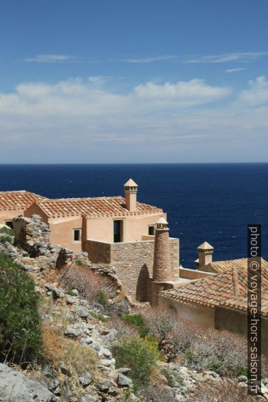 Cheminées à Monemvasia. Photo © Alex Medwedeff