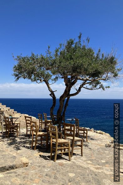 Terrasse à Monemvasia. Photo © Alex Medwedeff