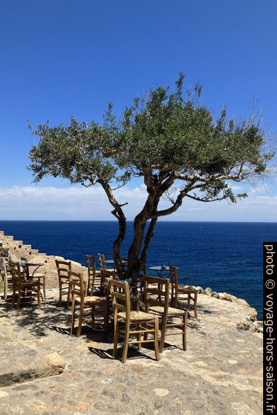 Terrasse à Monemvasia. Photo © Alex Medwedeff