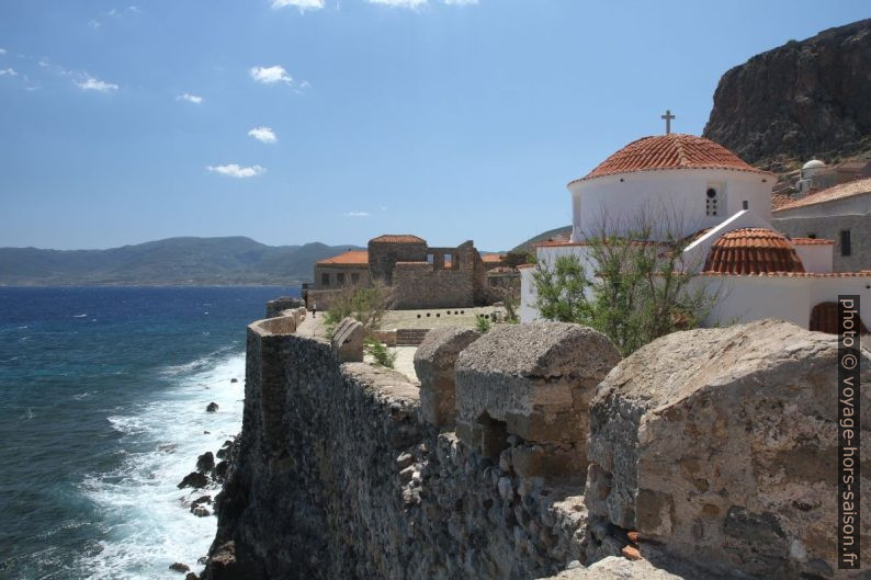 Eglises Panagia Chrysafitissa et le mur côté mer. Photo © Alex Medwedeff