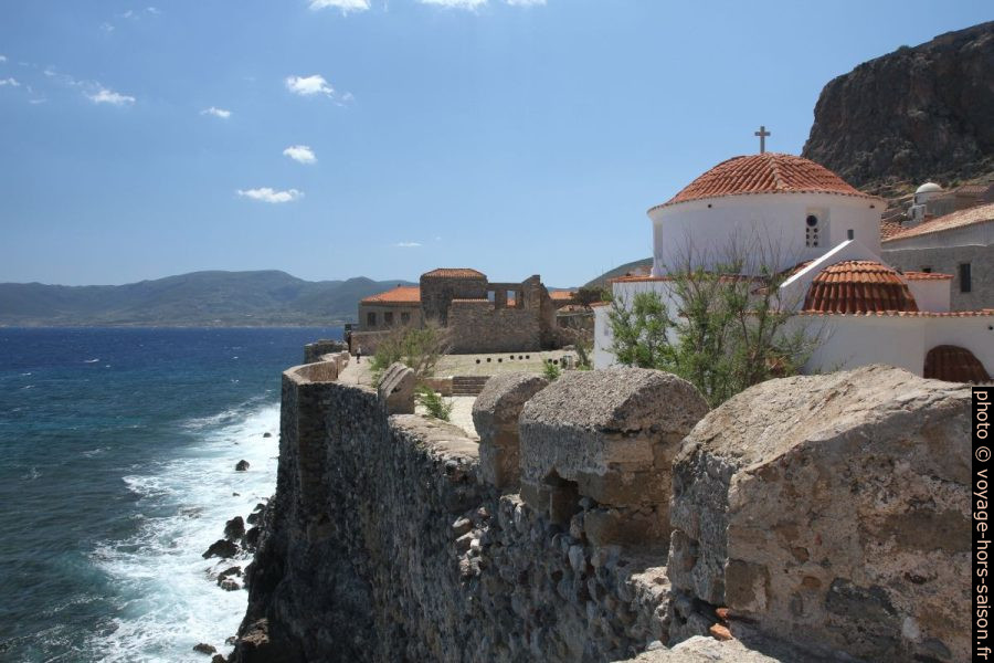 Eglises Panagia Chrysafitissa et le mur côté mer. Photo © Alex Medwedeff