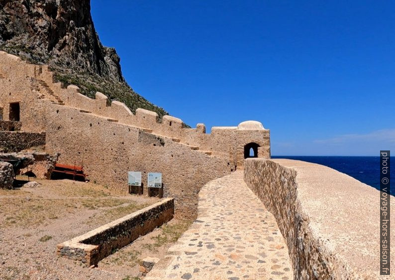 Chemin de ronde du mur côté mer de Monemvasia. Photo © André M. Winter