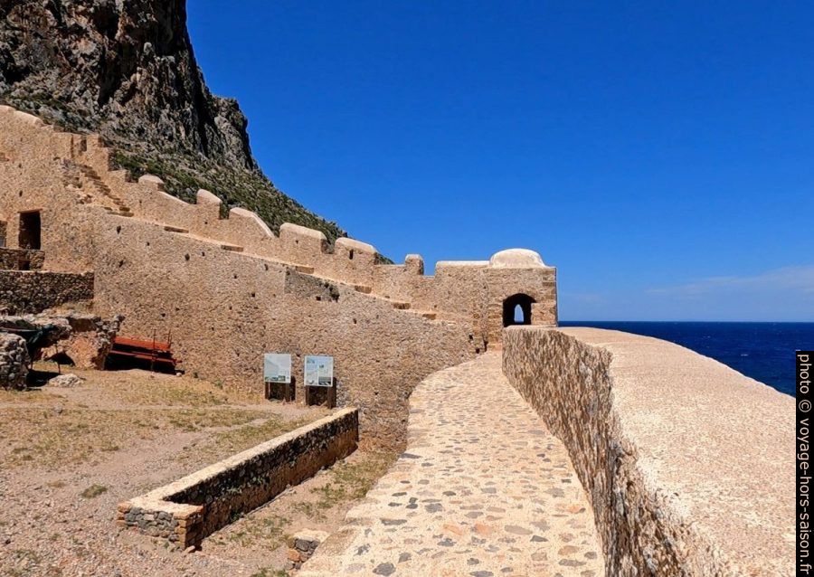 Chemin de ronde du mur côté mer de Monemvasia. Photo © André M. Winter