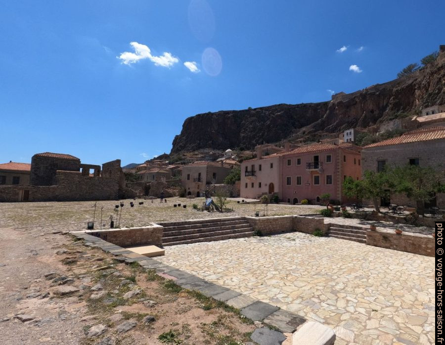La grande Place Chrysafissa à Monemvasia. Photo © André M. Winter