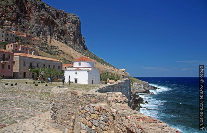 La Place et l'église Chrysafissa. Photo © André M. Winter