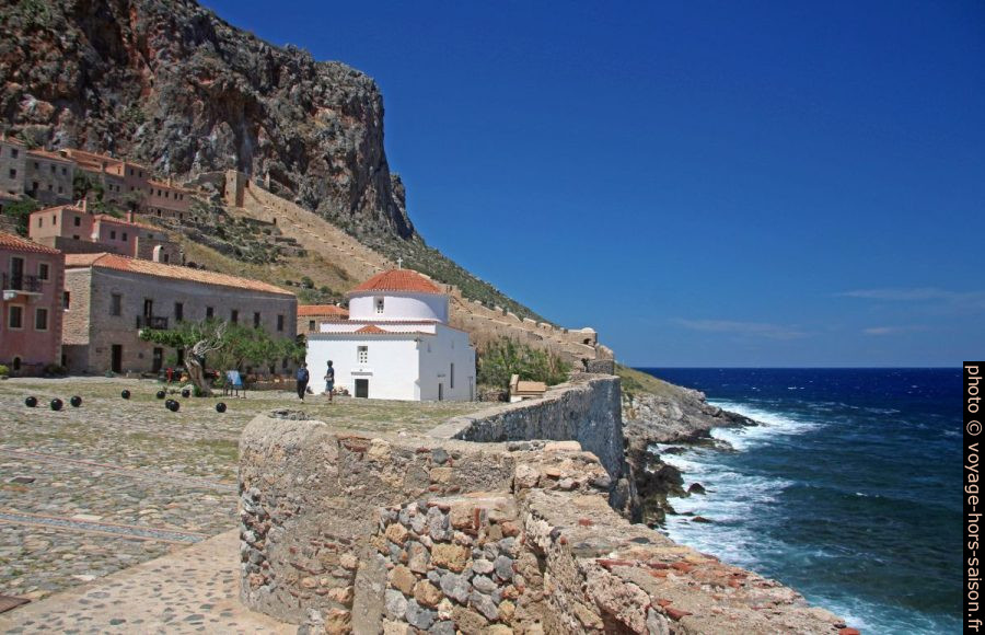 La Place et l'église Chrysafissa. Photo © André M. Winter