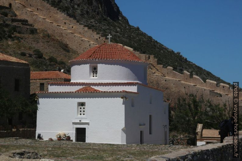 L'église Chrysafissa et le mur est. Photo © André M. Winter