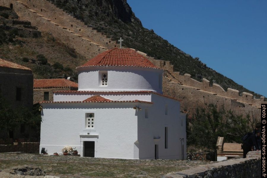 L'église Chrysafissa et le mur est. Photo © André M. Winter
