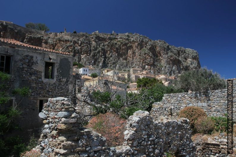 Ruines au sud de Monemvasia. Photo © Alex Medwedeff