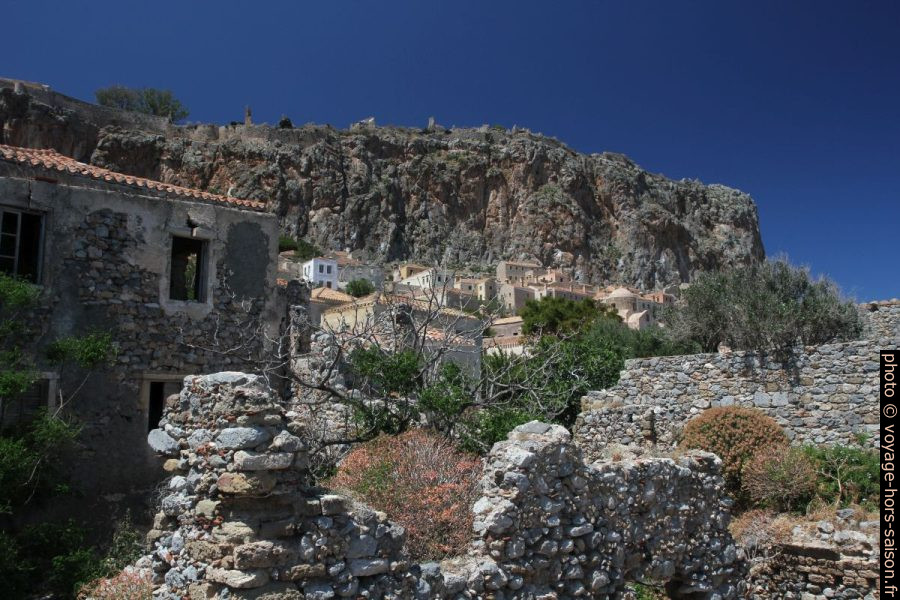 Ruines au sud de Monemvasia. Photo © Alex Medwedeff
