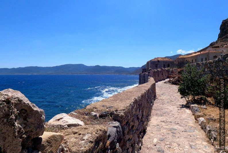 Mur en bord de mer à Monemvasia. Photo © André M. Winter