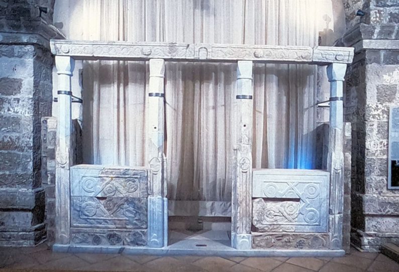 Templon en marbre du début du 12e siècle d'une église anonyme de Monemvasia