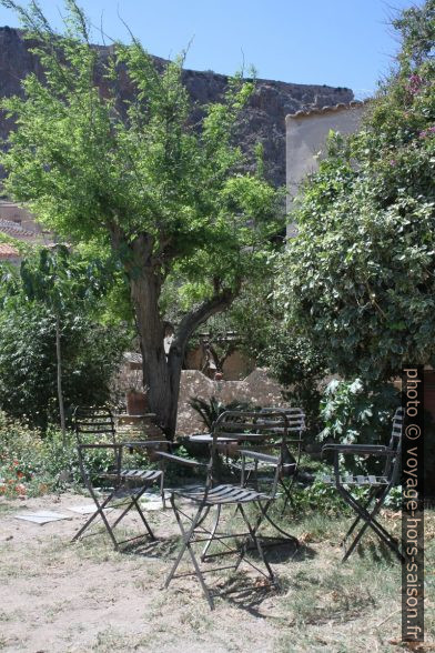 Une cour privée dans le sud de Monemvasia. Photo © Alex Medwedeff