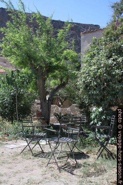 Une cour privée dans le sud de Monemvasia. Photo © Alex Medwedeff