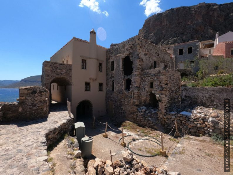 Maison rénovée et ruine à Monemvasia. Photo © André M. Winter