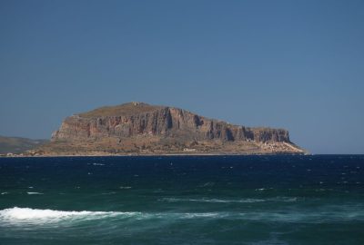 Monemvasia vue du sud-ouest. Photo © André M. Winter