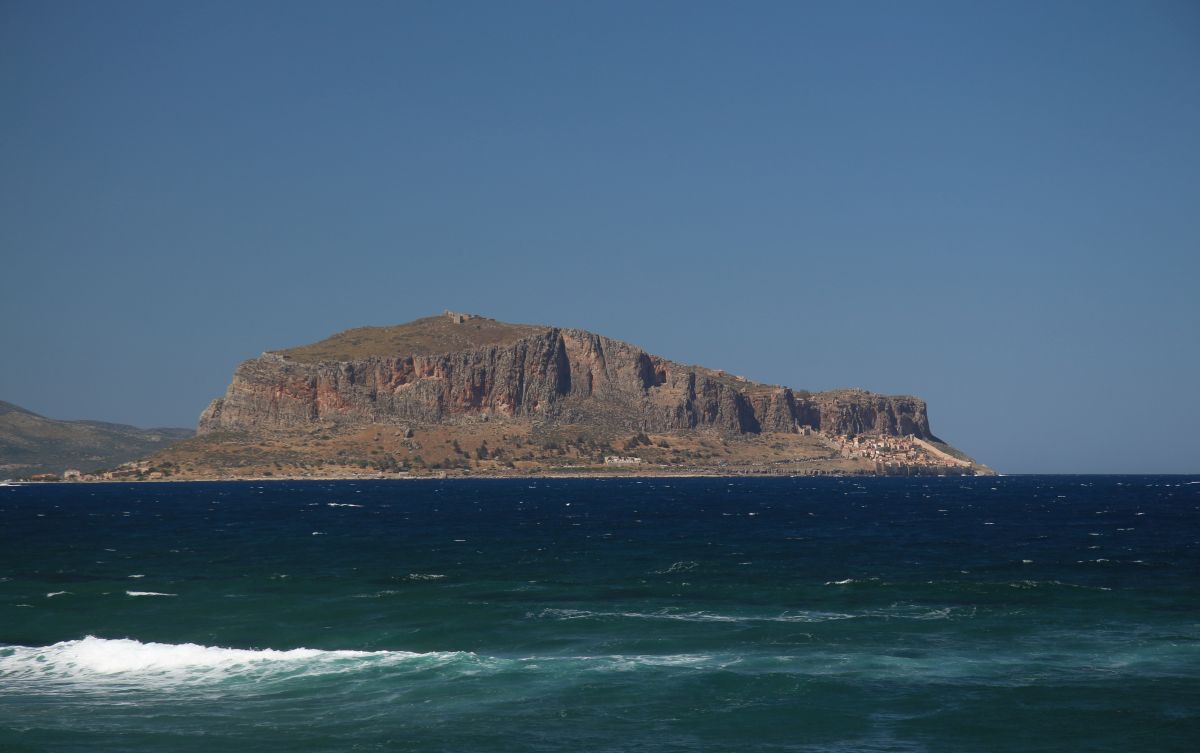 Monemvasia vue du sud-ouest. Photo © André M. Winter