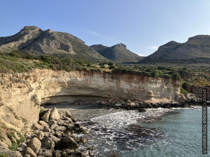 La côte rocheuse à Agia Marina et la crête du Cap Malea. Photo © Alex Medwedeff