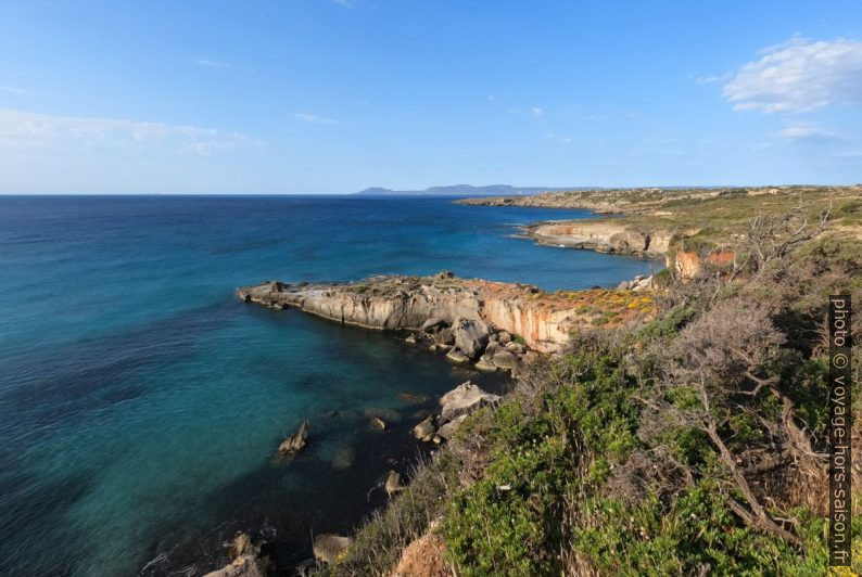 La côte rocheuse à Agia Marina et l'île Cythère. Photo © André M. Winter