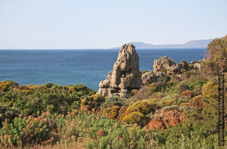 Erosion se la côte à Agia Marina. Photo © André M. Winter