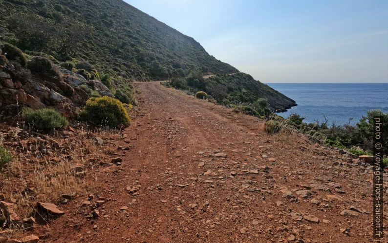 La piste entre Agia Marina et Agia Irini. Photo © André M. Winter