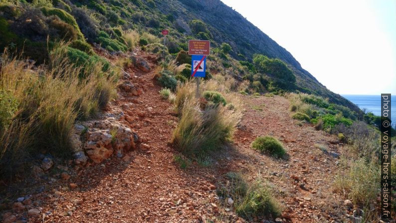 Début du sentier vers Agia Irini. Photo © André M. Winter