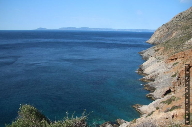 La côte rocheuse à l'ouest d'Agia Irini. Photo © André M. Winter