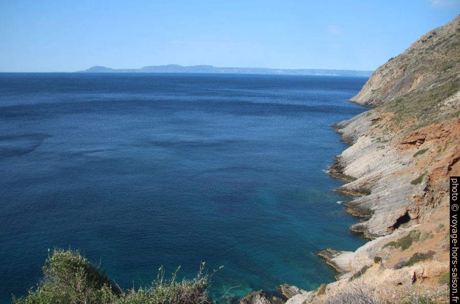 La côte rocheuse à l'ouest d'Agia Irini. Photo © André M. Winter