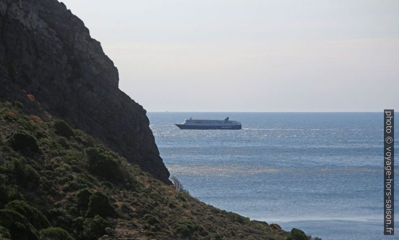 Un ferry Seajets passe le Cap Malea. Photo © André M. Winter