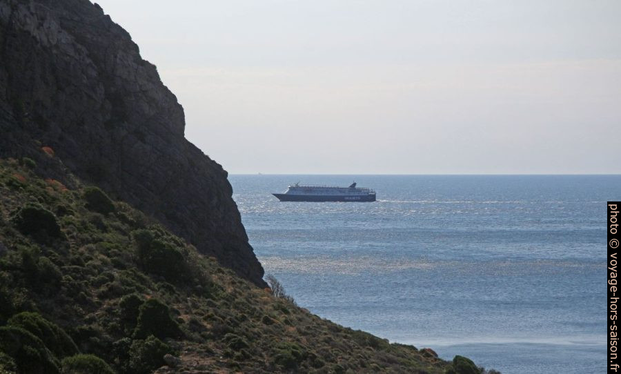 Un ferry Seajets passe le Cap Malea. Photo © André M. Winter