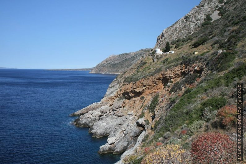 La côte rocheuse autour Agia Irini. Photo © Alex Medwedeff