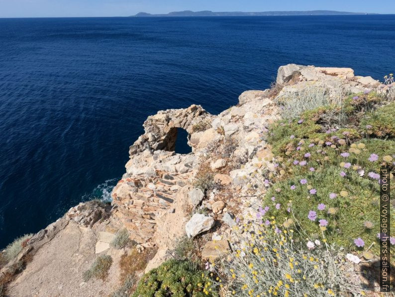 Ruine près d'Agios Georgios. Photo © André M. Winter