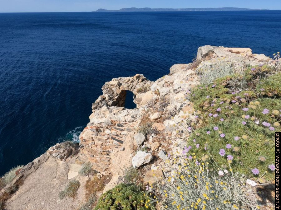 Ruine près d'Agios Georgios. Photo © André M. Winter