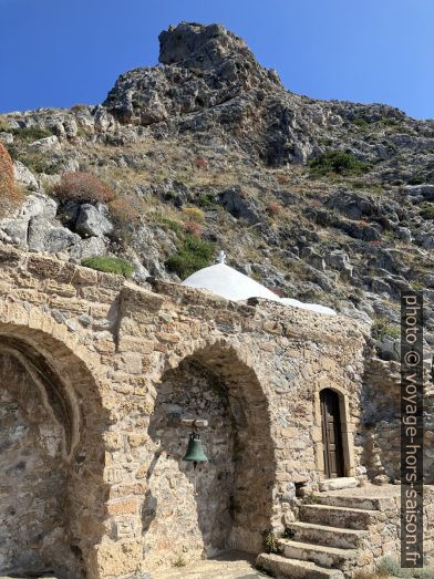 Parvis et façade d'Agios Georgios. Photo © Alex Medwedeff