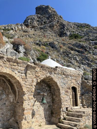 Parvis et façade d'Agios Georgios. Photo © Alex Medwedeff