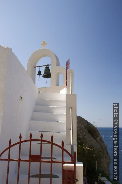 La montée vers le clocher-mur d'Agia Irini. Photo © Alex Medwedeff