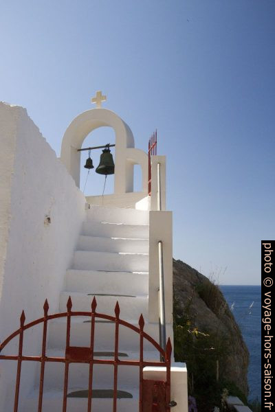 La montée vers le clocher-mur d'Agia Irini. Photo © Alex Medwedeff