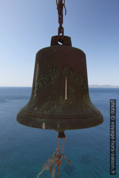 Cloche de la ville de Karachi à Agia Irini. Photo © Alex Medwedeff