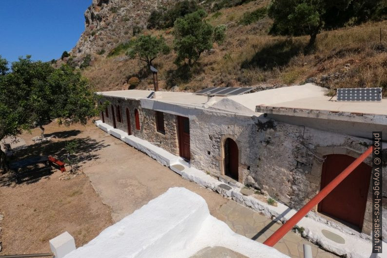 Bâtiments en face de la chapelle d'Agia Irini. Photo © André M. Winter