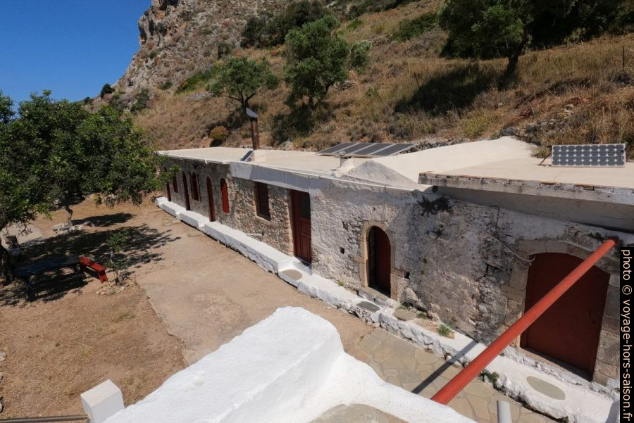 Bâtiments en face de la chapelle d'Agia Irini. Photo © André M. Winter