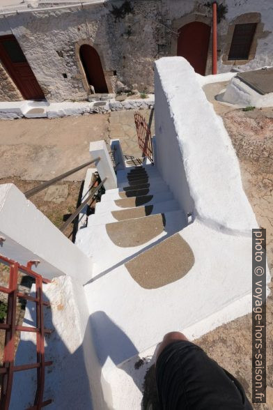 Descente du clocher-mur d'Agia Irini. Photo © André M. Winter