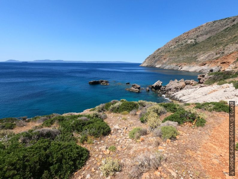 La côte à l'ouest d'Agia Irini. Photo © André M. Winter