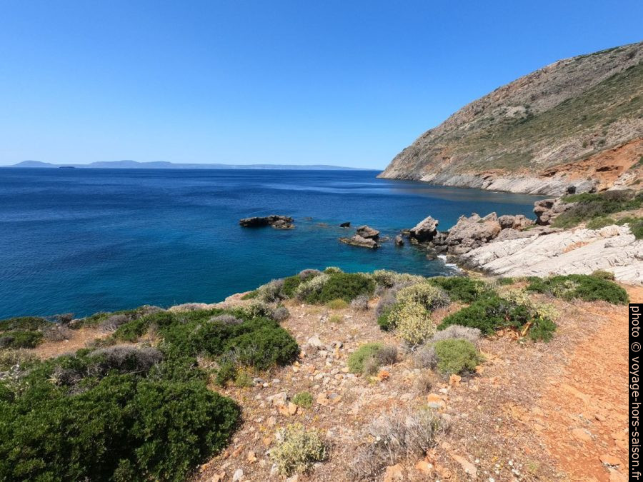 La côte à l'ouest d'Agia Irini. Photo © André M. Winter