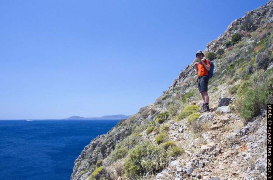 André sur le chemin retour d'Agia Irini. Photo © Alex Medwedeff