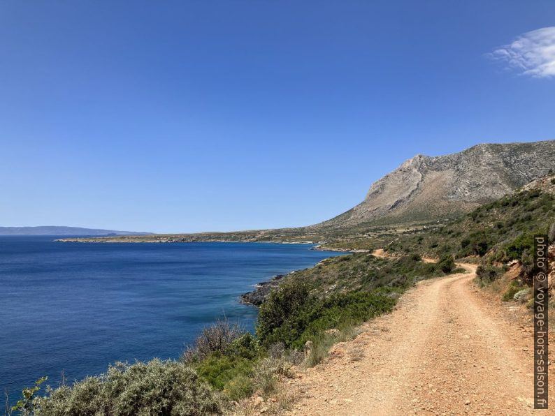 La piste entre Agia Irini et Agia Marina. Photo © Alex Medwedeff