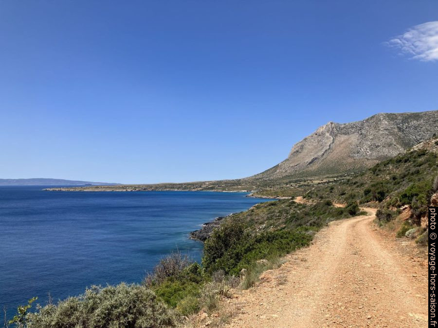 La piste entre Agia Irini et Agia Marina. Photo © Alex Medwedeff