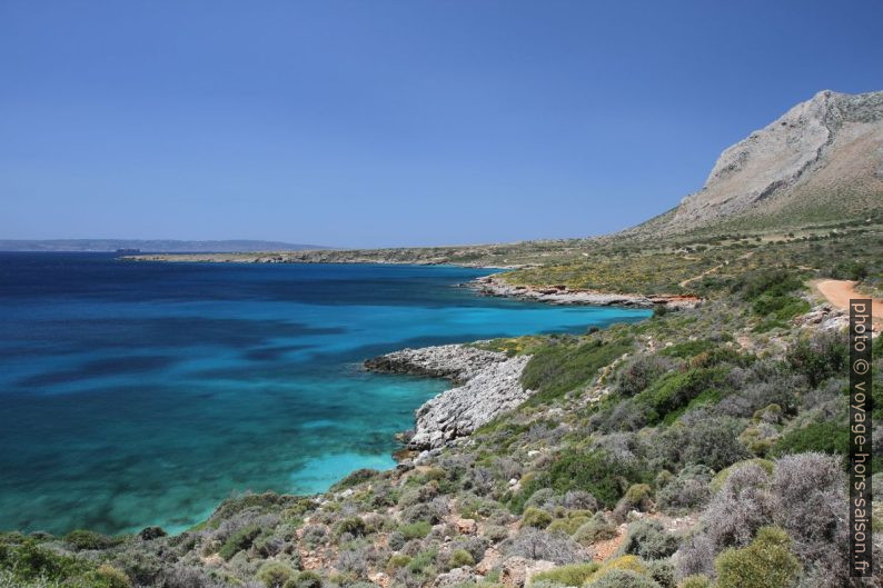 La côte à Agia Marina. Photo © Alex Medwedeff