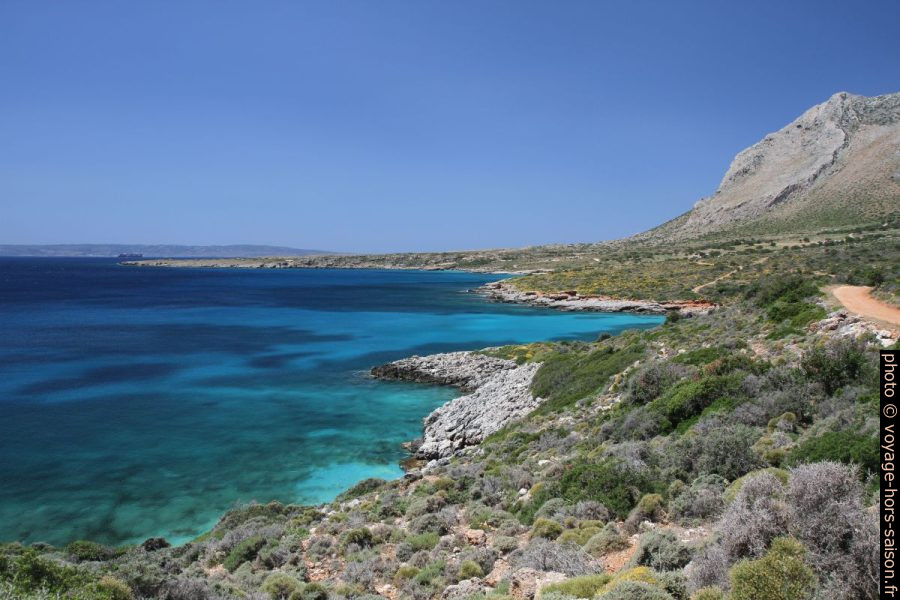 La côte à Agia Marina. Photo © Alex Medwedeff