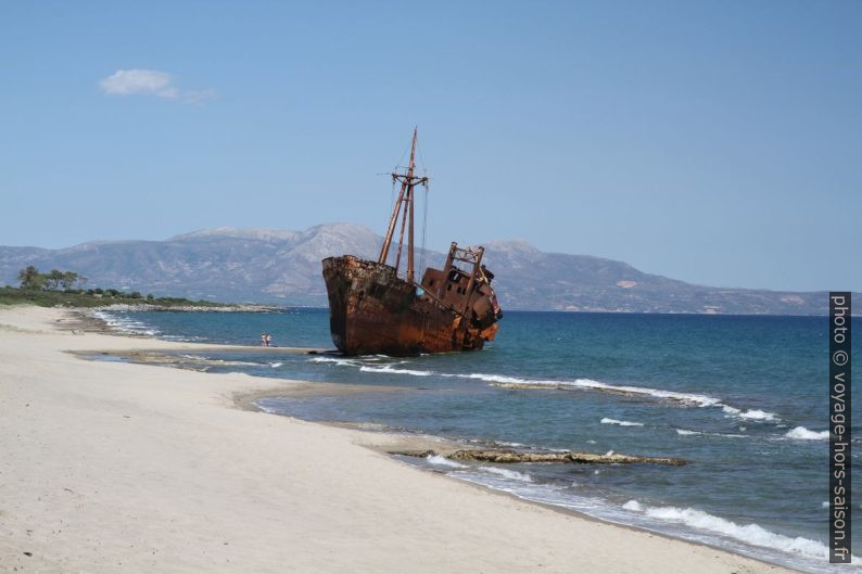 Epave du Dimitros sur la Plage de Valkati. Photo © Alex Medwedeff