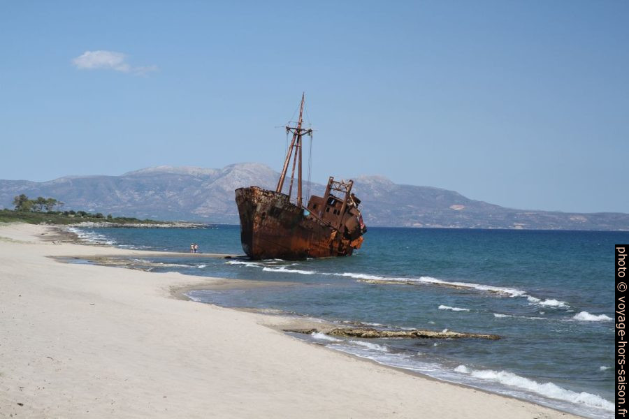 Epave du Dimitros sur la Plage de Valkati. Photo © Alex Medwedeff